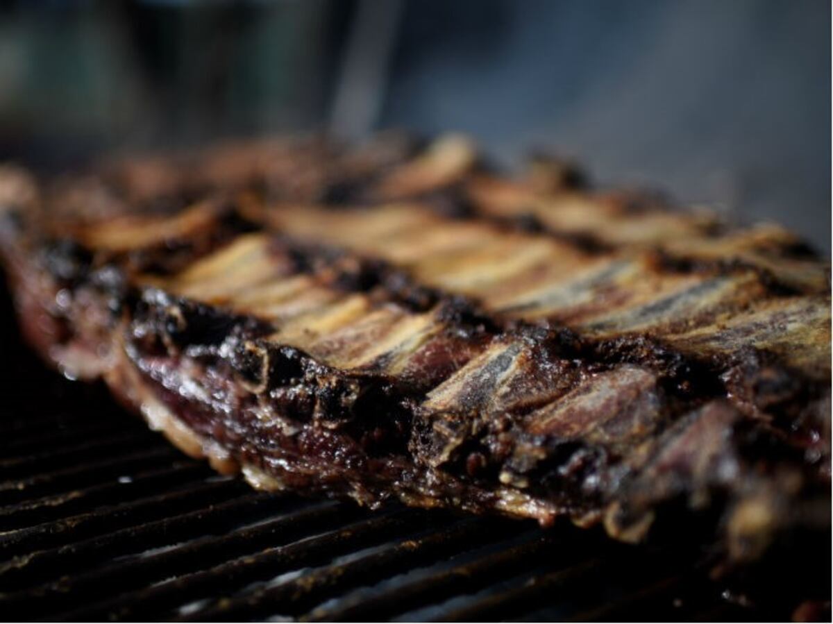 Cómo asar un costillar a la parrilla, receta y video paso a paso | Vía  Córdoba
